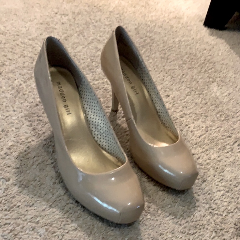 Nude Pumps